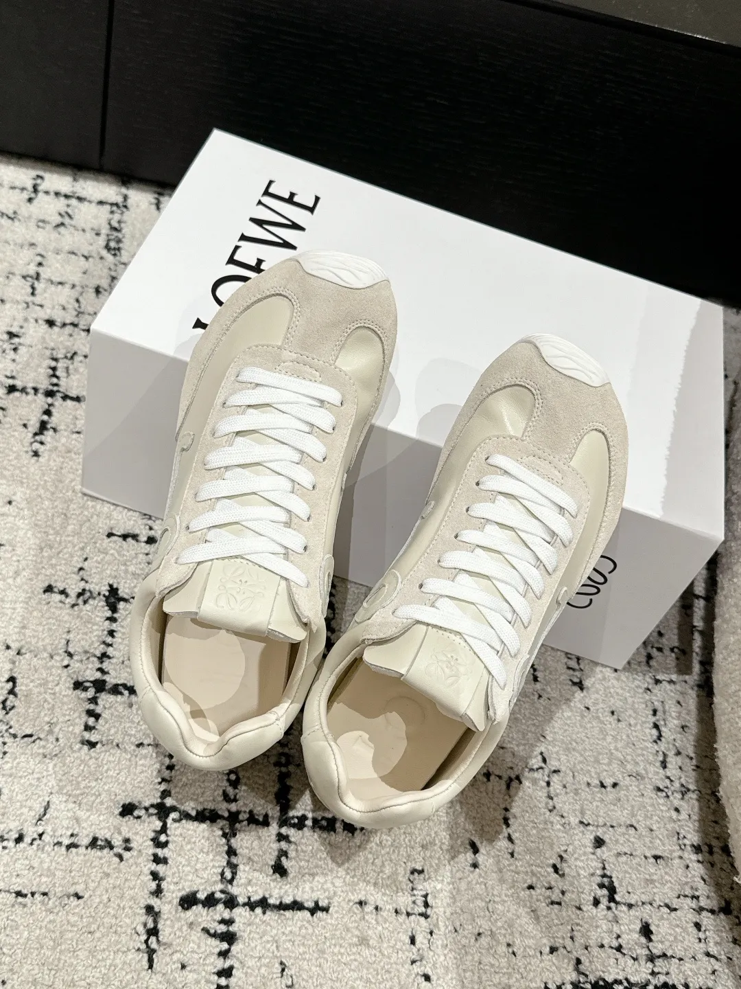 👟👟Ex-factory price 620👟👟 #couples model Top version LOEWE 25/ Latest catwalk model Ballet Runner 2.0. Couple model Ballet Casual Sports Shoes Moral Training Shoes Forrest Gump Shoes Original purchase and development Production Fabric matching Repeated selection of materials Nylon and calfskin leather sneakers featuring an asymmetric toe design, sock-like internal construction, and lightweight rubber outsole extending to the toe. ✔️Fabric: original customized imported first-layer cowhide ✔️Lining: imported soft sheepskin + mesh lining ✔️Sole: original molded anti-slip rubber material ✔️Sole thickness: increased by 2.5CM ✔️Size: #35-45 (45 for women, 45 for men, custom-made, non-refundable)